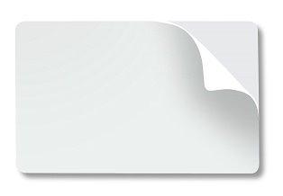 Plastová biela samolepiaca kartička s plastovým nosičom, určená na prelepenie karty